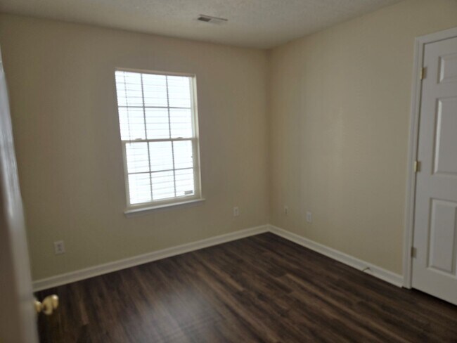 Building Photo - 3 Bedroom Ranch in Great Acres 251024