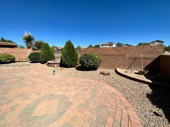 Building Photo - Large 3 bed / 2 Bath | Desirable Cabezon H...