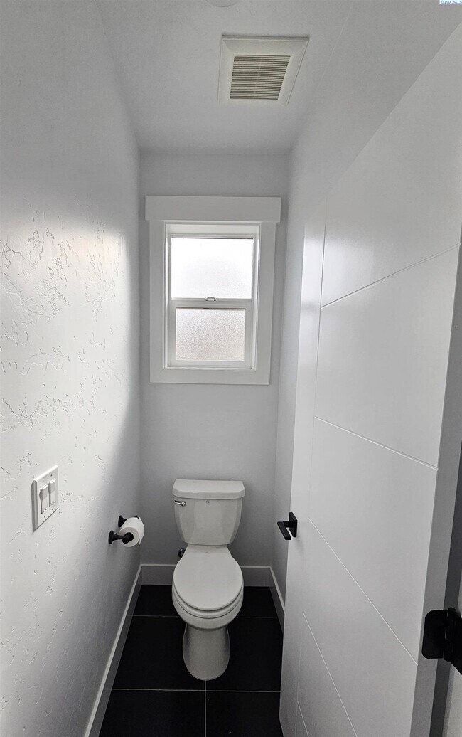 Building Photo - Rambler/Basement with Territorial Views