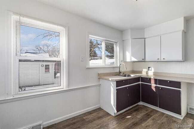 Building Photo - 2045 Central St