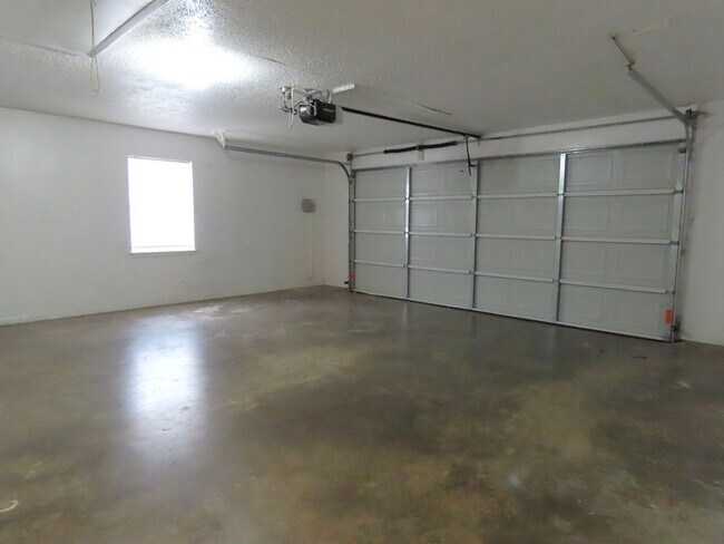 Building Photo - South Tyler! Beautiful 4 Bedroom, 3 Bath House