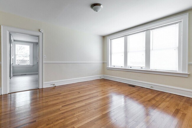 Interior Photo - 2602-2606 Monument Ave