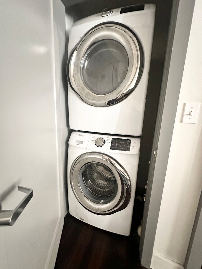 Building Photo - Modern 1-Bed Near Tulane/City Park with In-Unit Laundry & Off-Street Parking