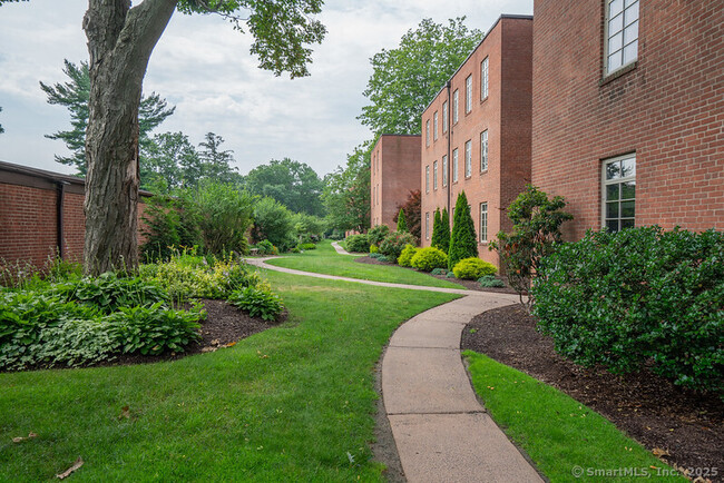 Building Photo - 30 Outlook Ave