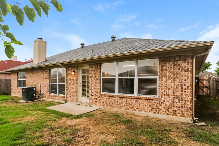 Building Photo - 7501 Fossil Garden Dr
