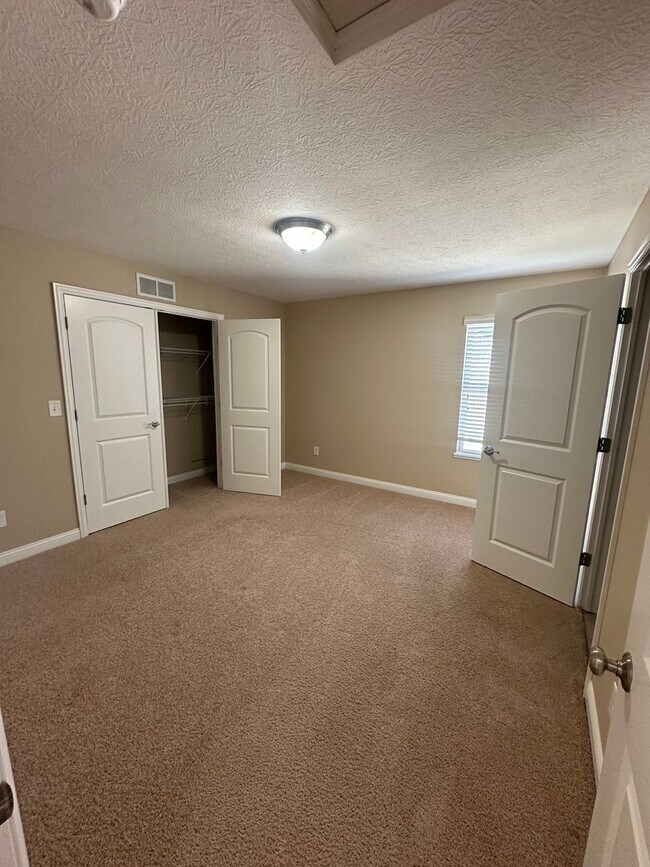 Building Photo - Lakes of Worthington