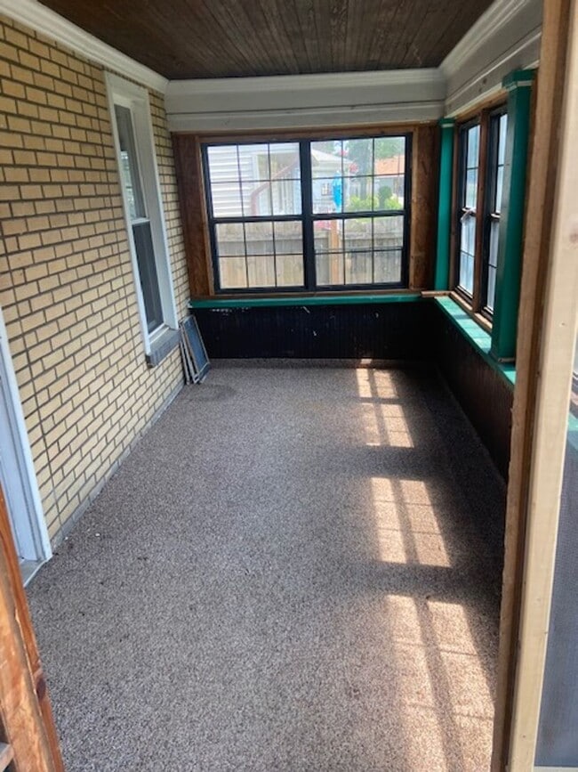 Building Photo - 2 bedroom house one block from City Park