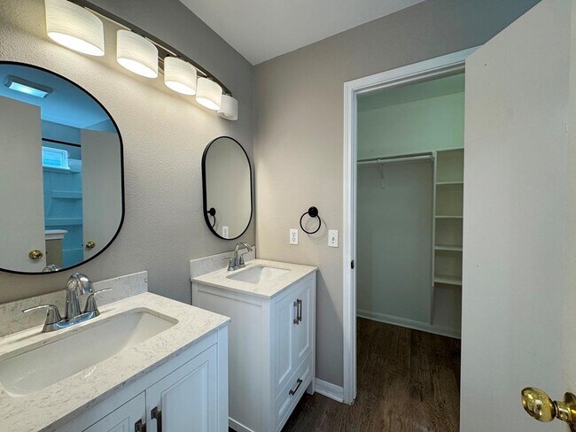 Building Photo - 219 Crystal Knoll Blvd