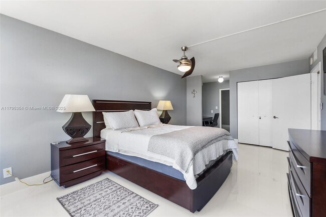 Building Photo - 2500 Parkview Dr