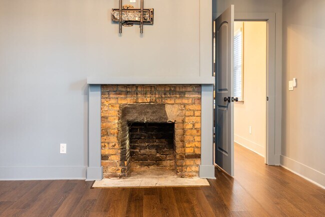 Building Photo - Stylish Upstairs 1BR in Historic District