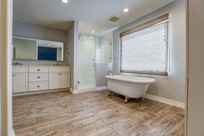 Building Photo - Gorgeous Home in Old Towne Orange