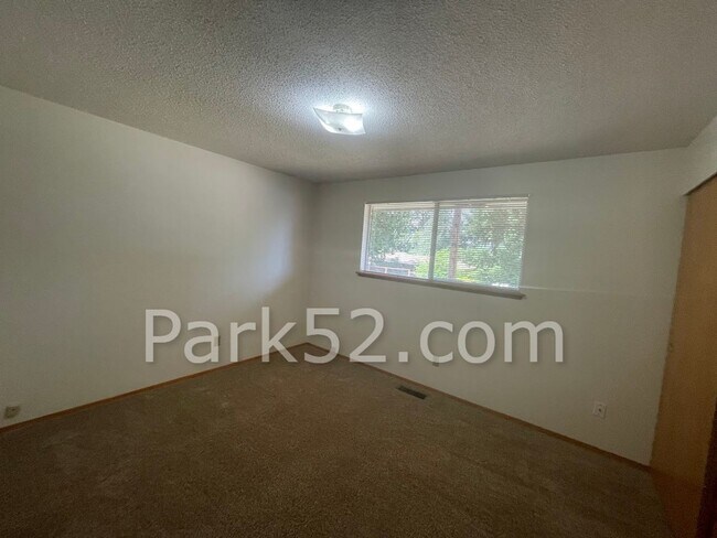 Building Photo - 2 Bedroom 1 Bathroom Puyallup Area Duplex
