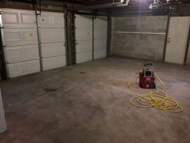 Building Photo - Large 5-2 with 2 car garage