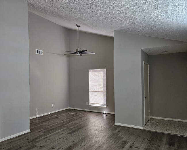 Building Photo - 7887 Kendalia Dr