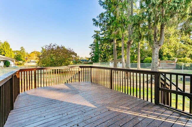 Building Photo - Spacious Lakewood Home with Basement & Outdoor Living **$1000 OFF FIRST MONTH'S RENT**