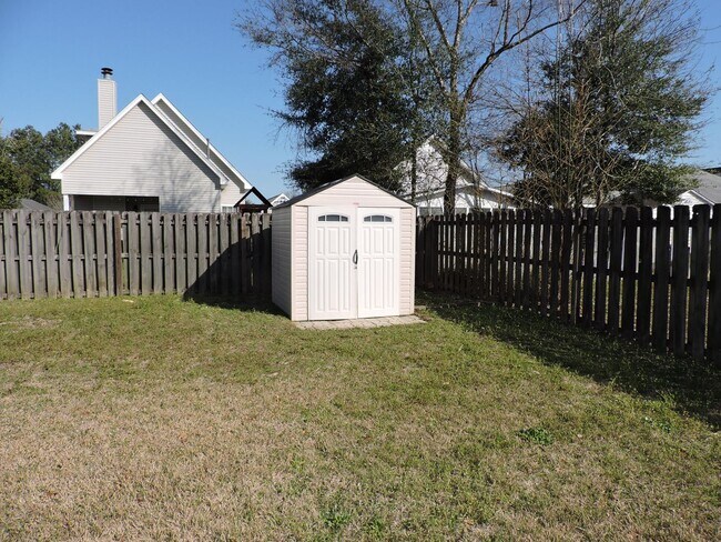 Building Photo - Easy access to shopping, interstate & Navy Federal complex!