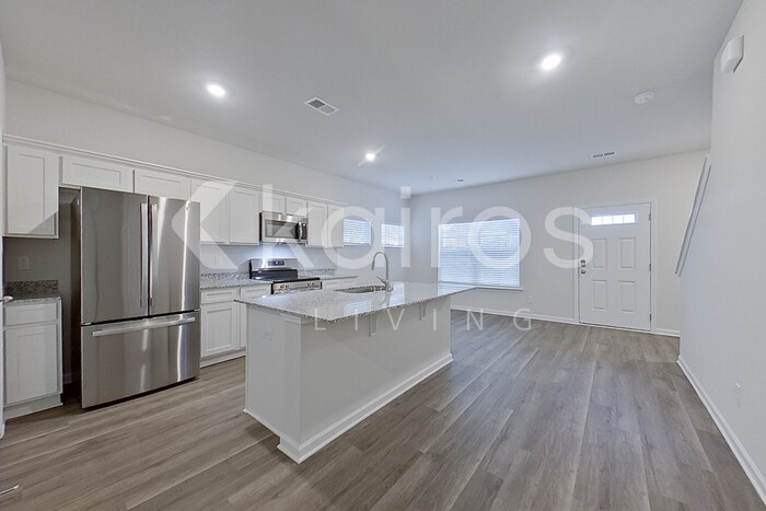 Building Photo - 2201 Banyon Cir