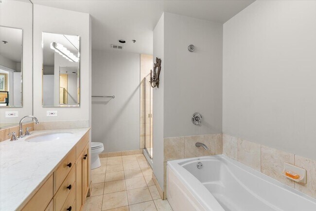 Building Photo - 57 E Delaware Pl