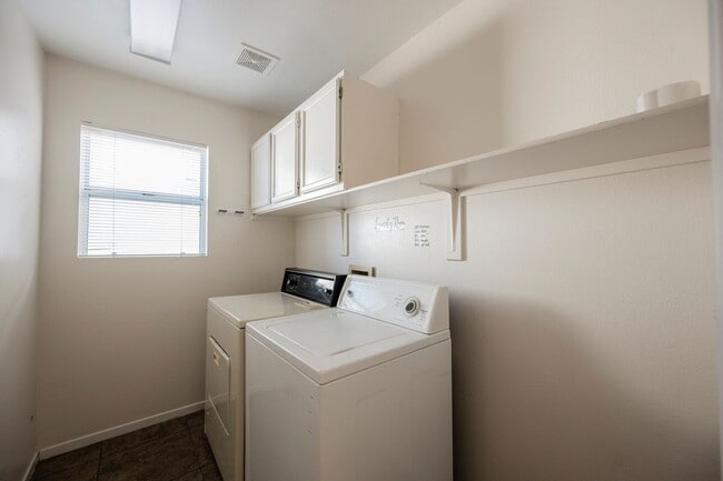 Building Photo - Honey, I’m Home! This Lovely 3 Bedroom, Two-Story Home Is Located In Summerlin.