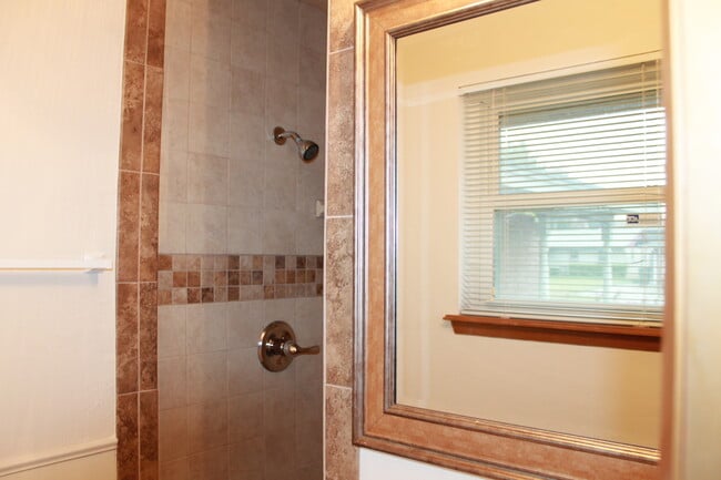 Building Photo - Fresh, Clean, Updated!