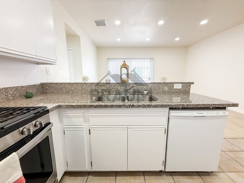 Building Photo - 11459 Collins St