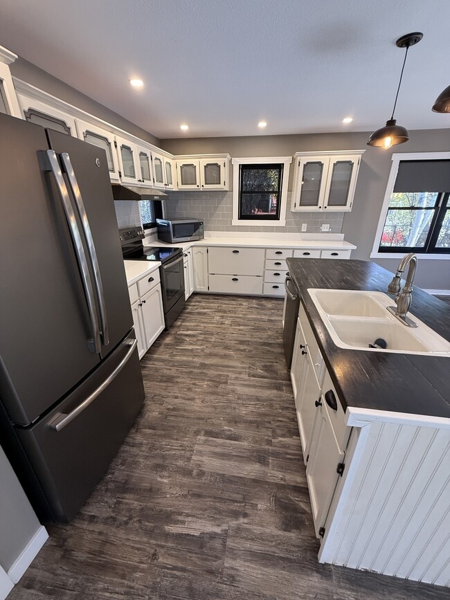 Building Photo - 2004 1st Ave S