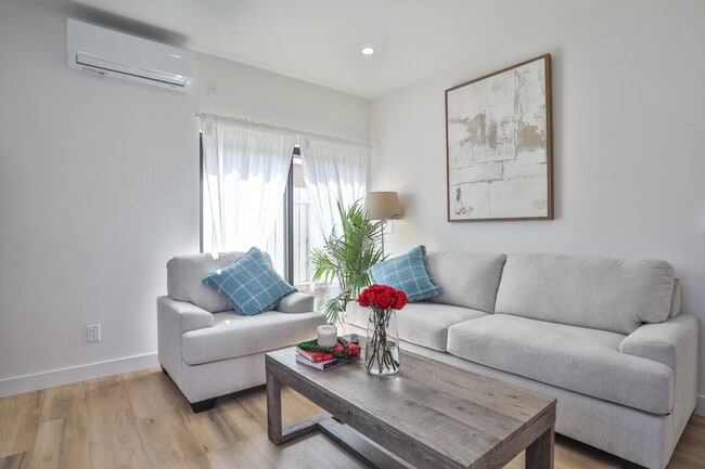 Building Photo - Beautiful, Fully Furnished 2BR w/ washer / dryer appliances