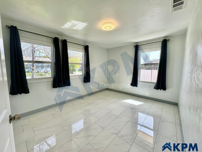 Building Photo - 2037 Lake Dr