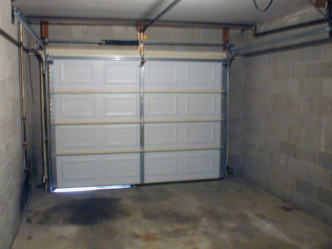 Building Photo - House For Lease
