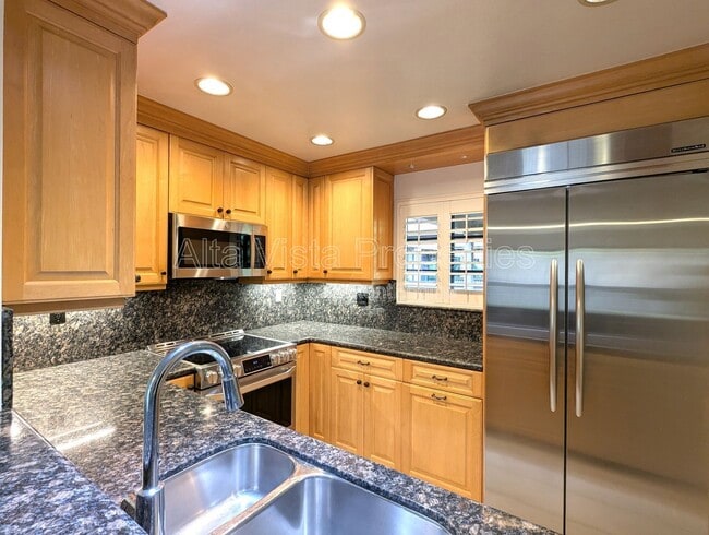 Building Photo - 8850 Villa La Jolla Dr