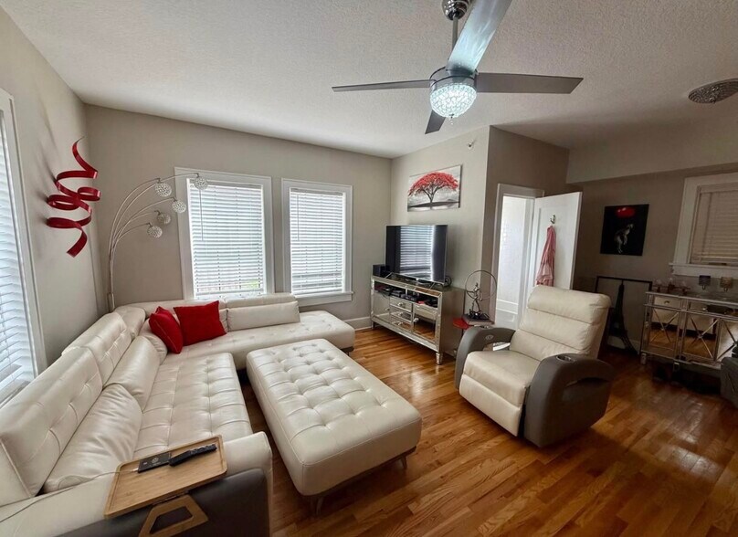 Building Photo - 210 22nd Ave NE