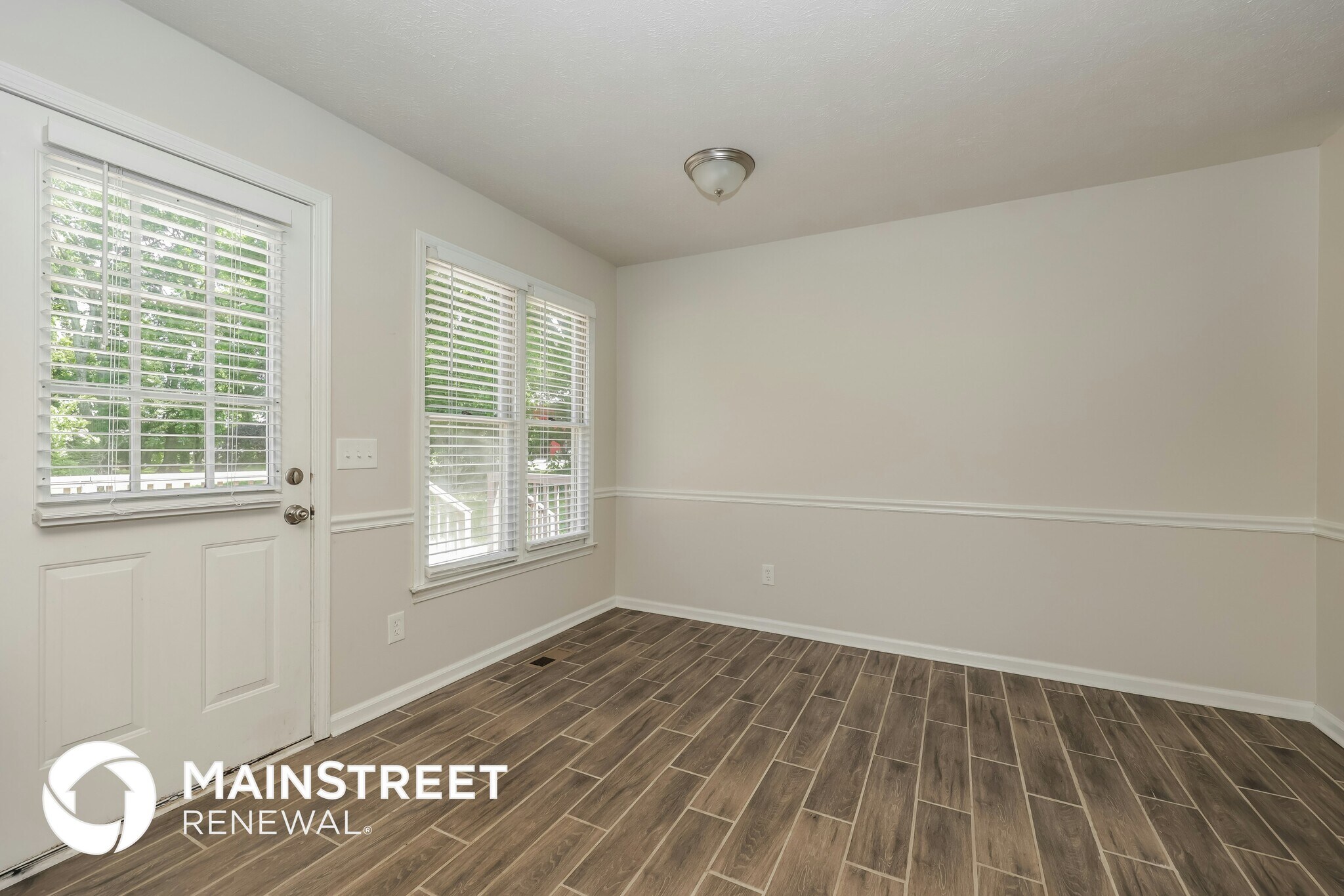 Building Photo - 4930 Cloverhill Dr