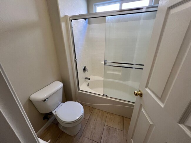 Building Photo - Cul-De-Sac in SE Visalia Neighborhood