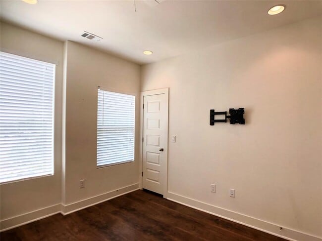 Building Photo - 3007 E 12th St