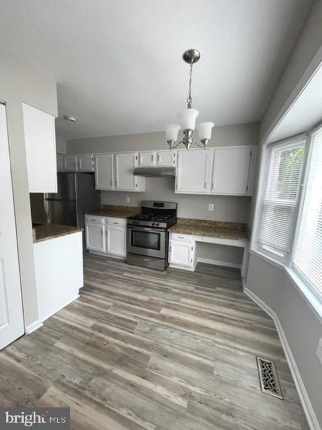 Building Photo - SPACIOUS TOWNHOUSE IN GAITHERSBURG