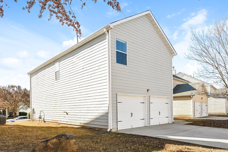 Building Photo - 182 Stillwood Dr