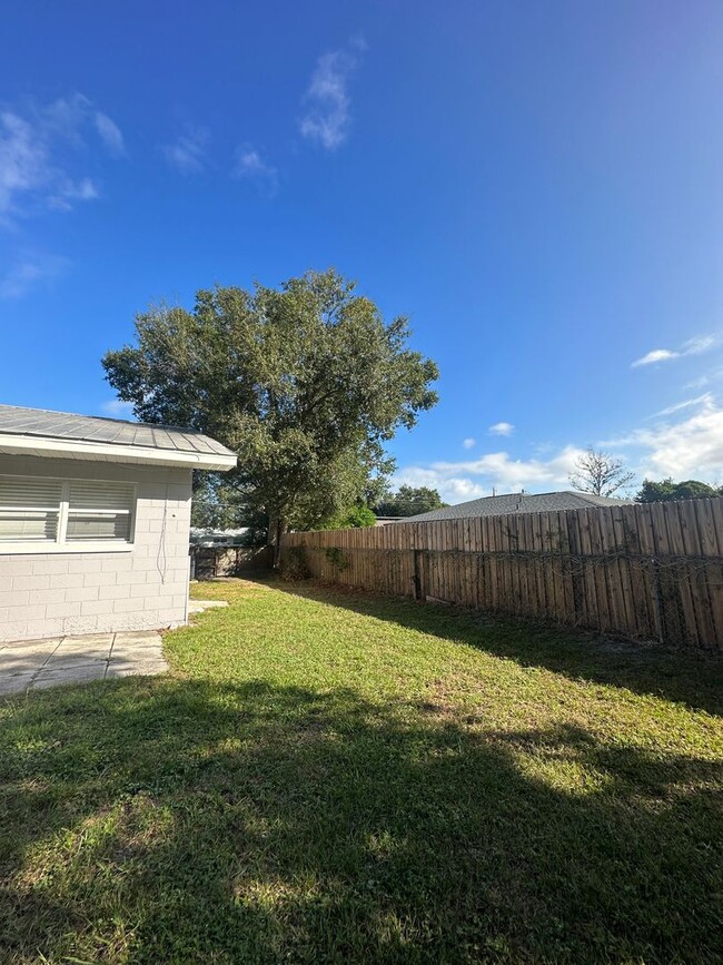 Building Photo - Renovated 3 bedroom house in the heart of ...