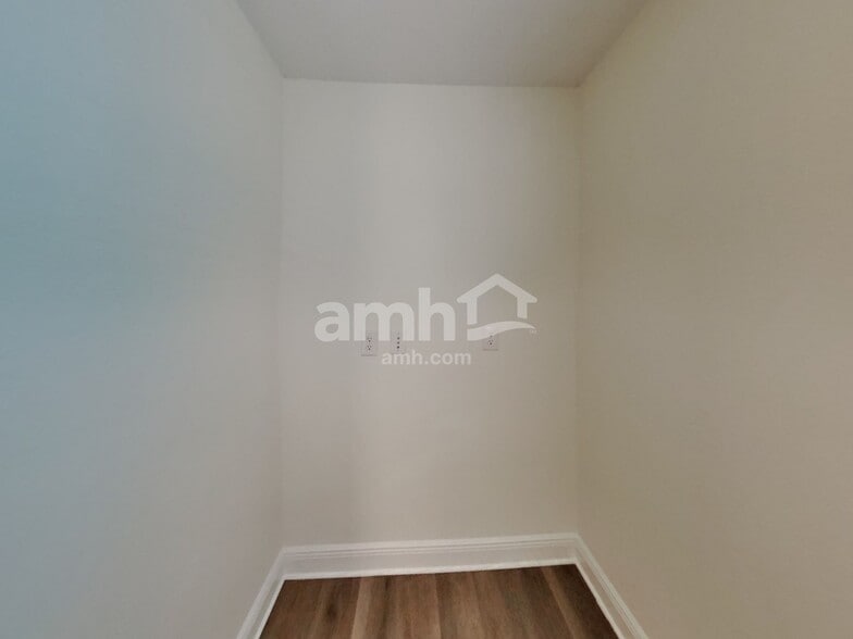 Building Photo - 27192 St Andrews Ave