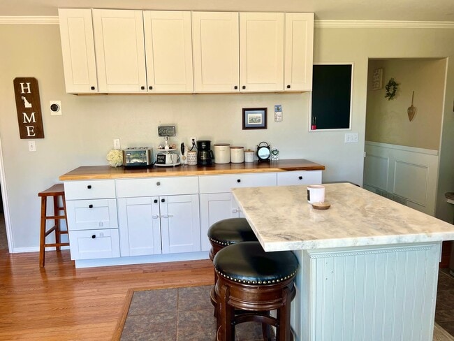 Building Photo - 4 Bed 2.5 Bath Plus Shop