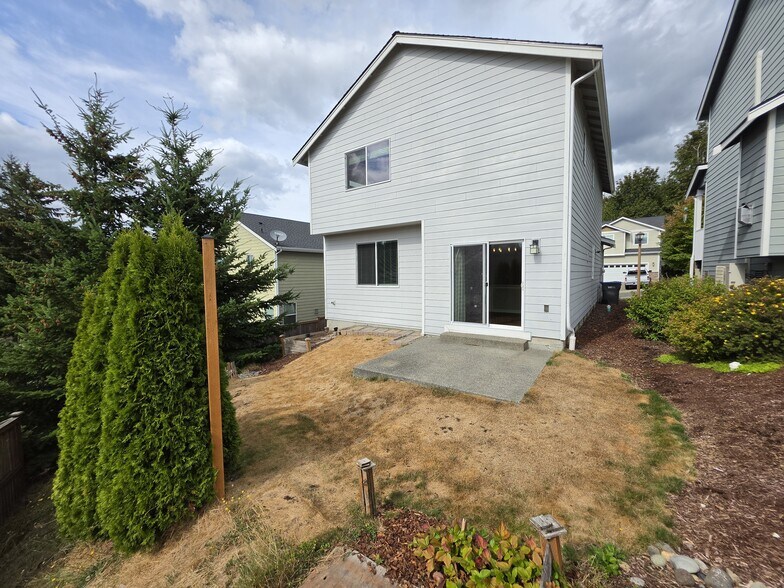 Building Photo - 736 Freedom Ct SE