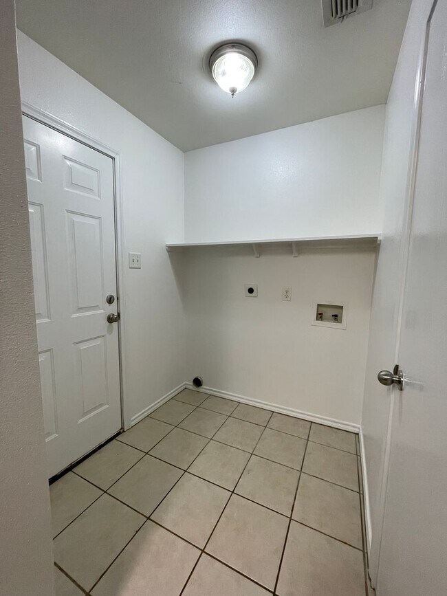 Building Photo - 3-bed/2-bath with Garage!