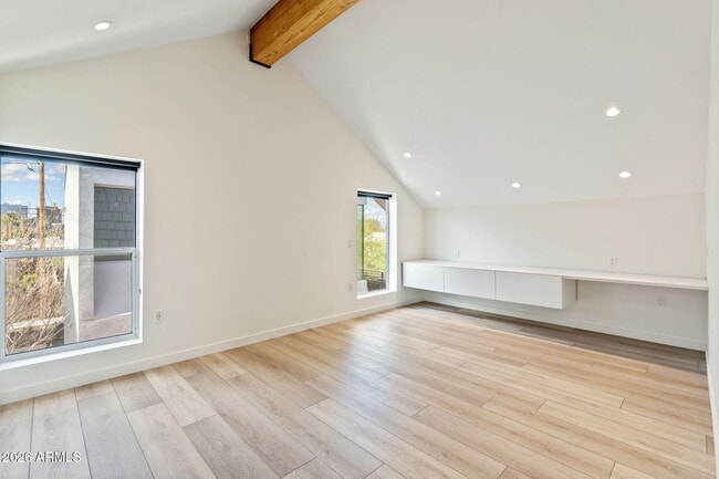 Building Photo - 1337 E Polk St