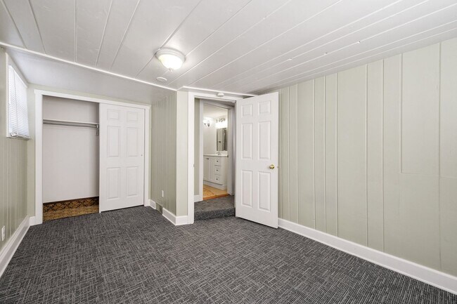 Building Photo - Sanders Beach home 3 bed 2 bath with second living room