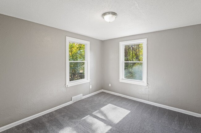 Building Photo - Charming 2 Bedroom Home in KCK! First Month Rent Free!