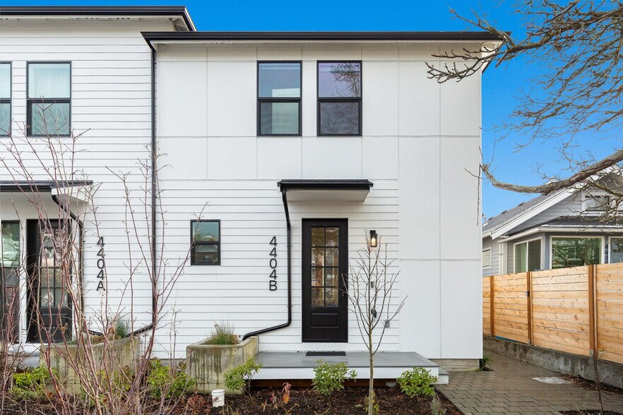 Building Photo - 4404B 37th Ave SW