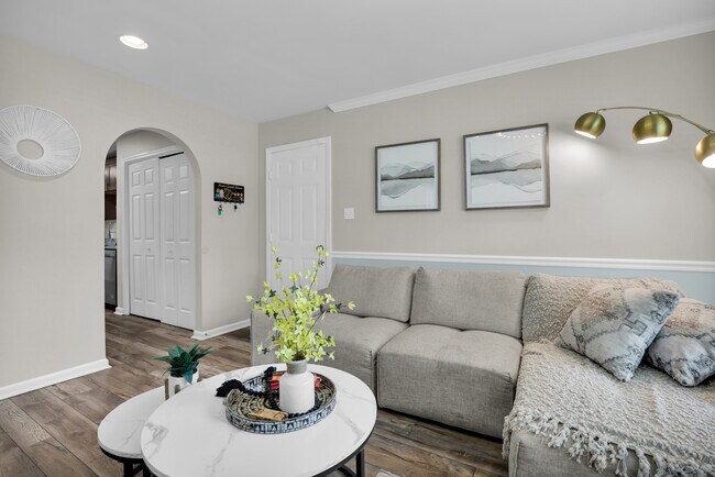 Building Photo - 136 Meadowside Ln