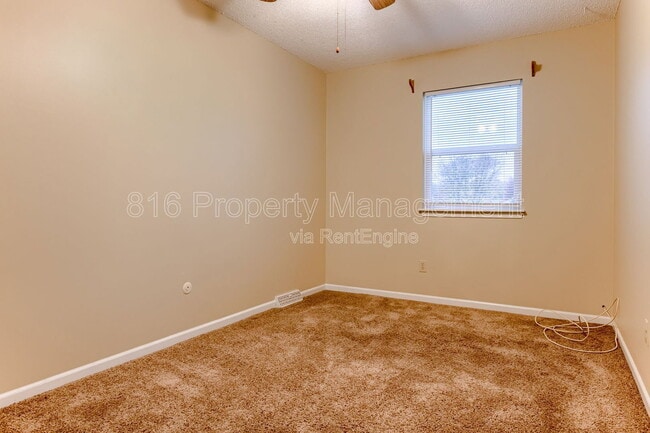 Building Photo - 164 SW Robin Rd