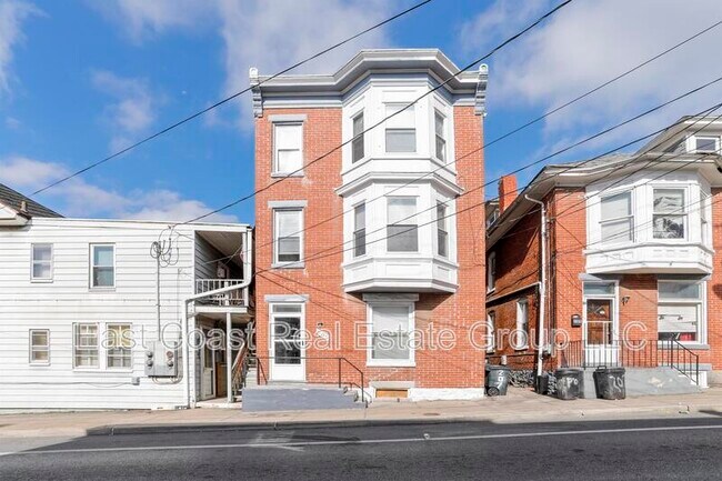 Building Photo - 207 N Mulberry St
