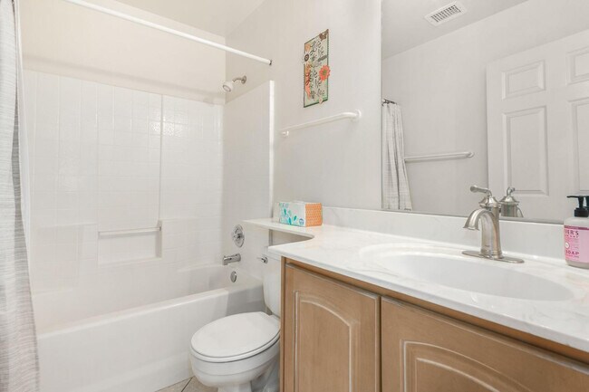 Building Photo - 220 N 22nd Pl