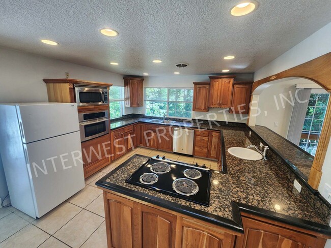 Building Photo - Large 3 Bed+ Bonus Room SW Pdx Home, Natur...